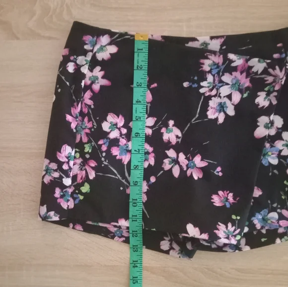 Floral Black Women's Shorts - Picture 7 of 9